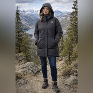 The North Face Arctic Parka (700 Fill) with Zippered and Magnetic Closures. EUC